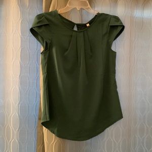 Size small green top